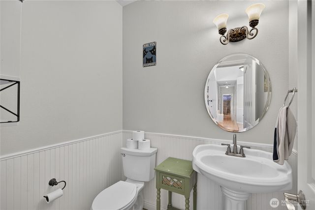 130 W Crescent Harbor Road, Oak Harbor, WA 98277