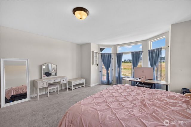 130 W Crescent Harbor Road, Oak Harbor, WA 98277