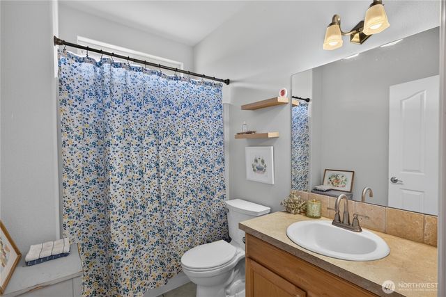 130 W Crescent Harbor Road, Oak Harbor, WA 98277