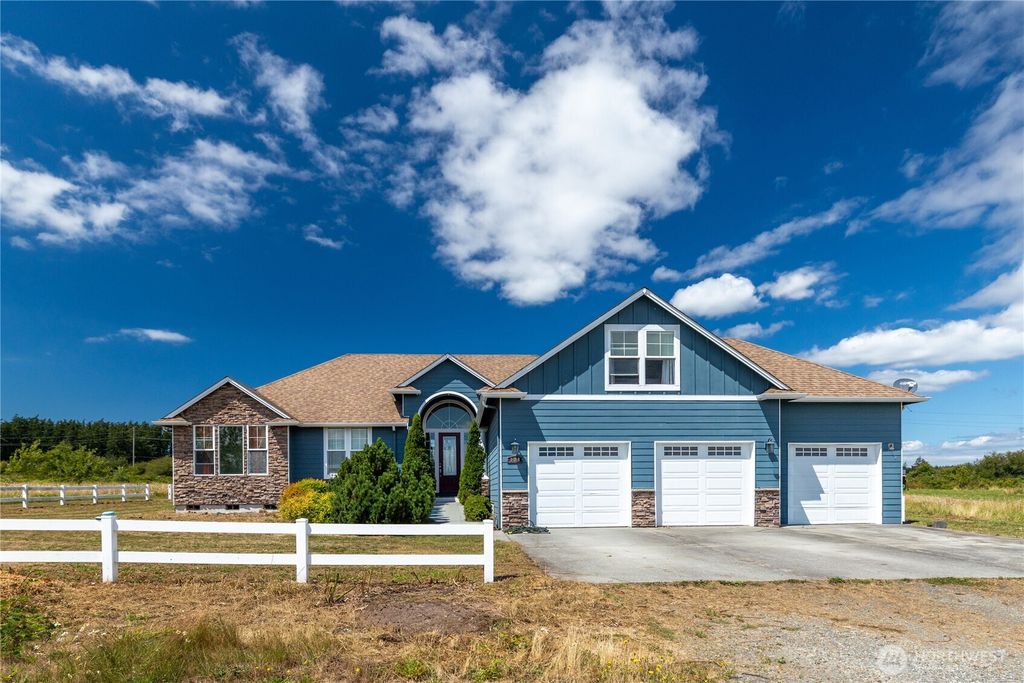 130 W Crescent Harbor Road, Oak Harbor, WA 98277