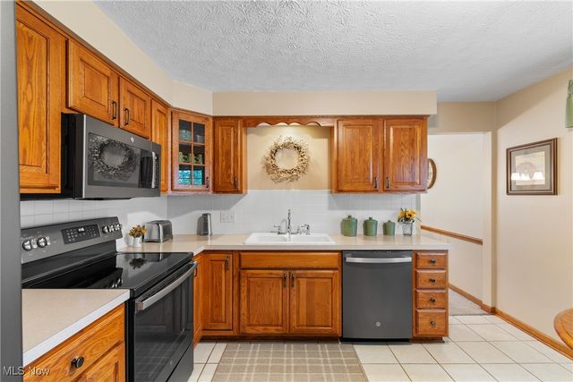 9766 Smithdale Avenue NE, Hartville, OH 44632