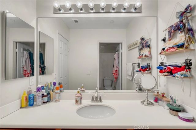 1082 Venice, Upland, CA 91786
