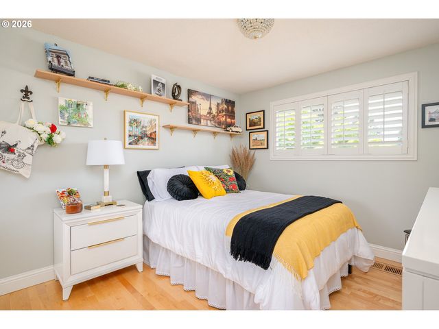 286 Nw LINNEMAN Ave, Gresham, OR 97030