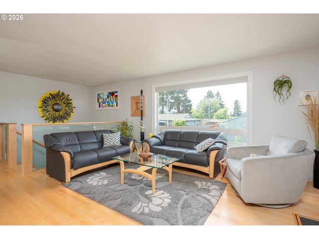 286 Nw LINNEMAN Ave, Gresham, OR 97030