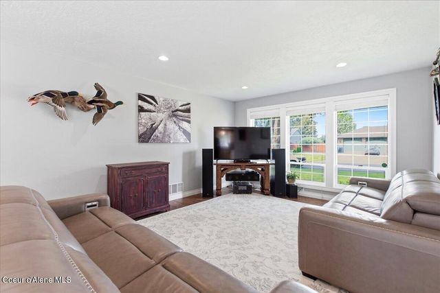 9184 N Finucane DR, Hayden, ID 83835