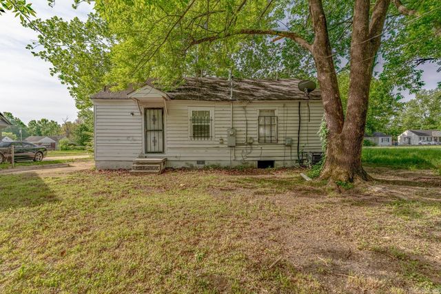 1904 E Barton Ave, West Memphis, AR 72301