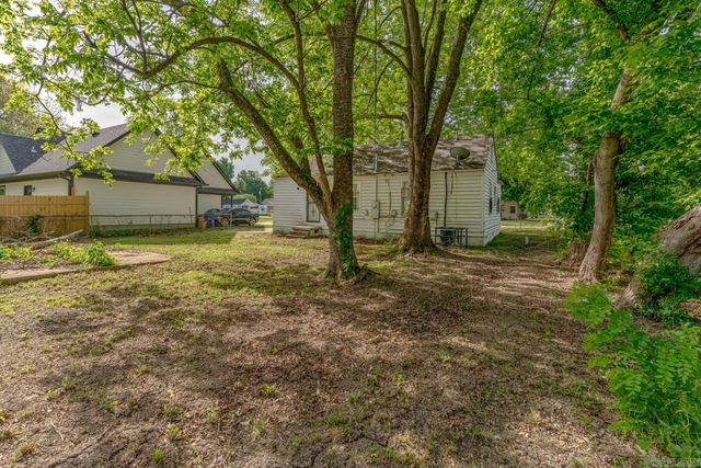 1904 E Barton Ave, West Memphis, AR 72301