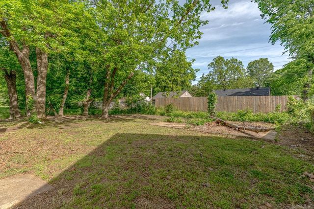 1904 E Barton Ave, West Memphis, AR 72301