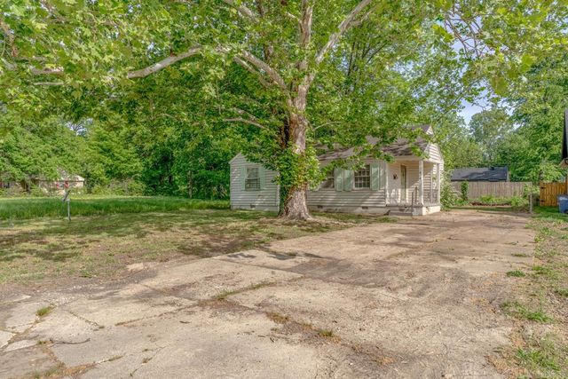 1904 E Barton Ave, West Memphis, AR 72301