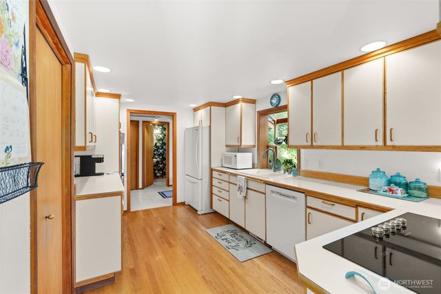 1090 Middle Fork Road, Onalaska, WA 98570