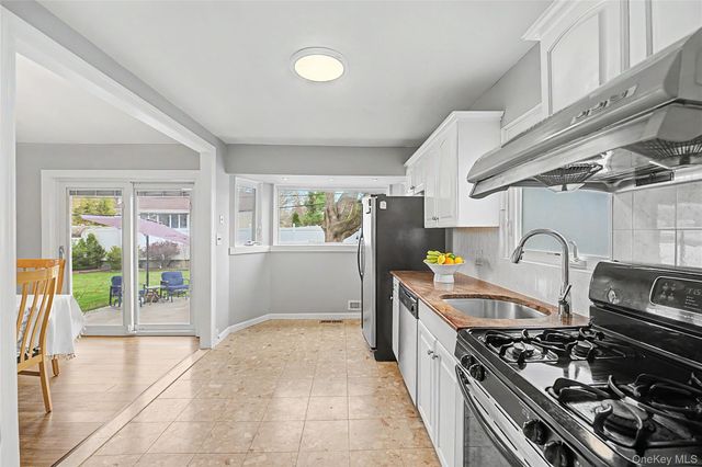 8 Central Park Road, Plainview, NY 11803