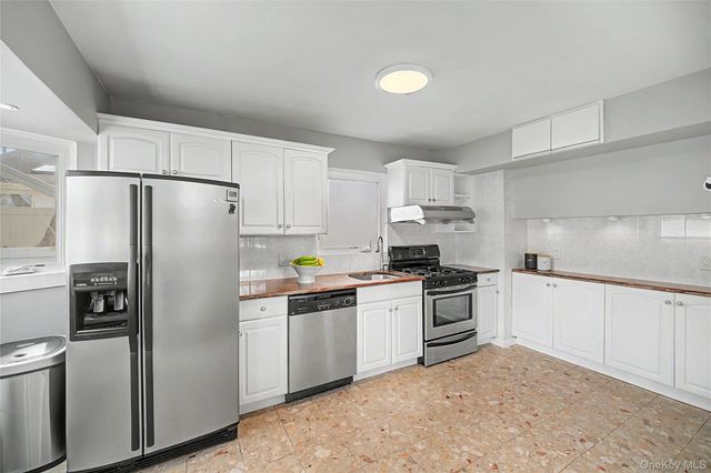 8 Central Park Road, Plainview, NY 11803