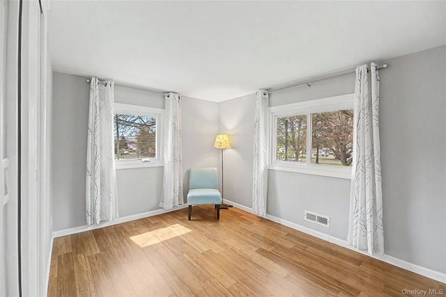 8 Central Park Road, Plainview, NY 11803