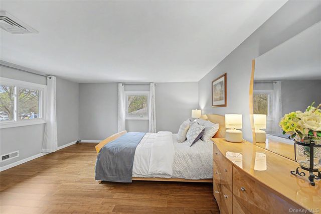 8 Central Park Road, Plainview, NY 11803