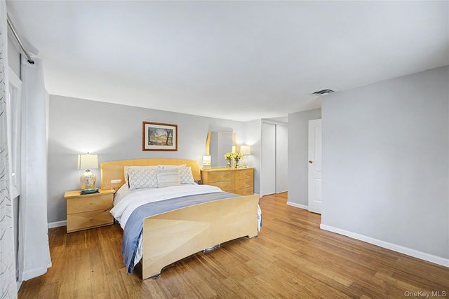 8 Central Park Road, Plainview, NY 11803