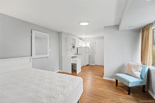 8 Central Park Road, Plainview, NY 11803