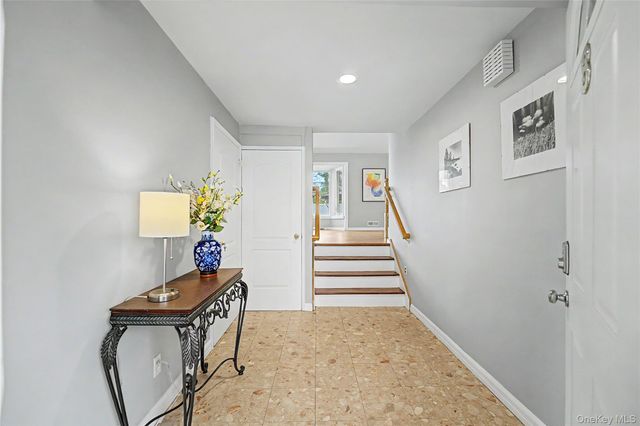 8 Central Park Road, Plainview, NY 11803