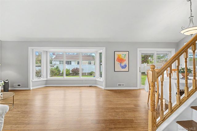 8 Central Park Road, Plainview, NY 11803