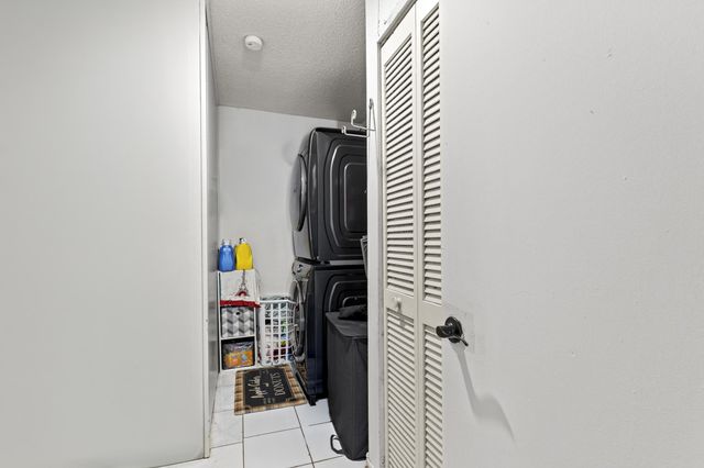 5388 Mendoza Street 88-b, West Palm Beach, FL 33415