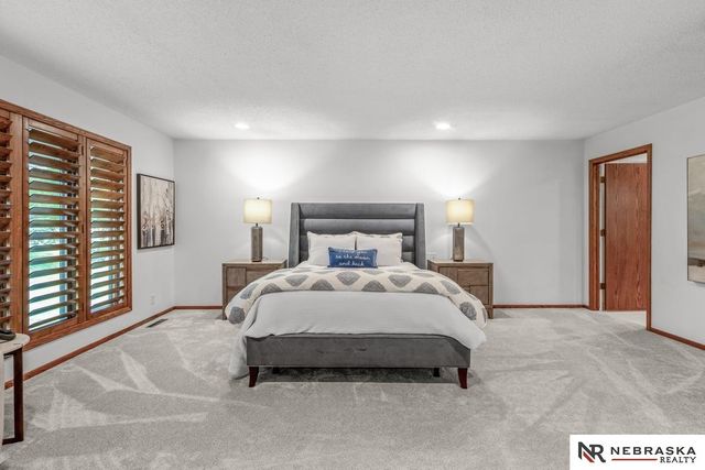 1222 N 101 Circle, Omaha, NE 68114