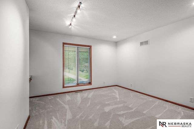 1222 N 101 Circle, Omaha, NE 68114
