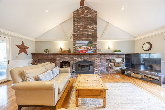 11 Garry Dr, Medfield, MA 02052