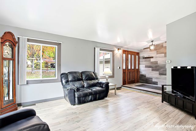 34679 N Hiawatha Trail, Mchenry, IL 60051