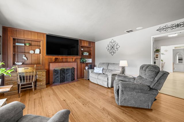 3077 Bertis Dr, Sacramento, CA 95821