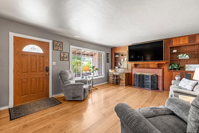 3077 Bertis Dr, Sacramento, CA 95821