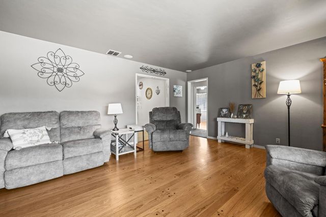 3077 Bertis Dr, Sacramento, CA 95821