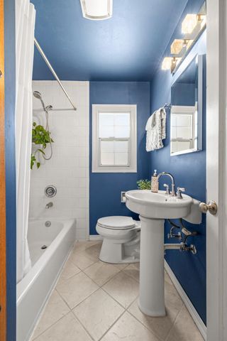 3077 Bertis Dr, Sacramento, CA 95821