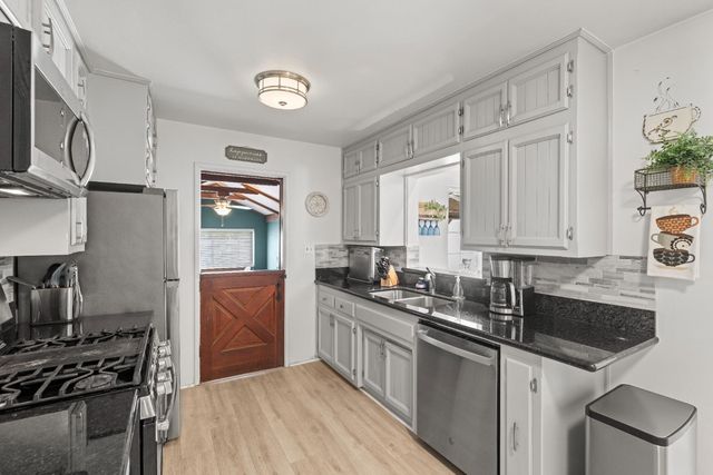 3077 Bertis Dr, Sacramento, CA 95821