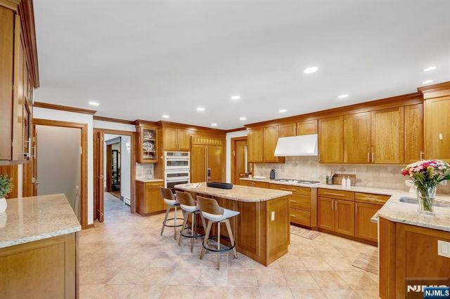 1 Aspen Court, Mahwah, NJ 07430