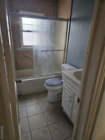 22161 Tuscany Avenue, Eastpointe, MI 48021