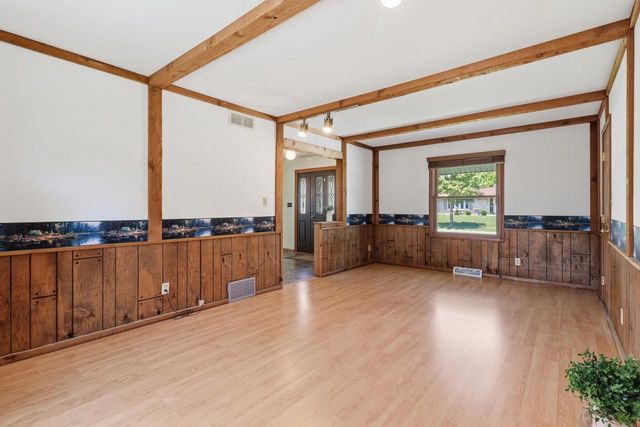 605 E Laverne DRIVE, Oak Creek, WI 53154