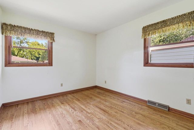 605 E Laverne DRIVE, Oak Creek, WI 53154