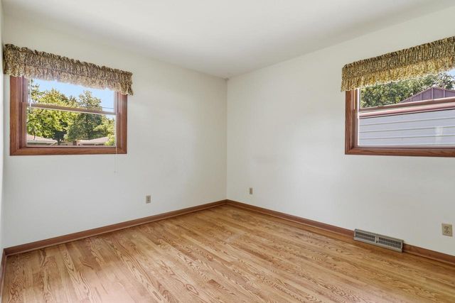 605 E Laverne DRIVE, Oak Creek, WI 53154