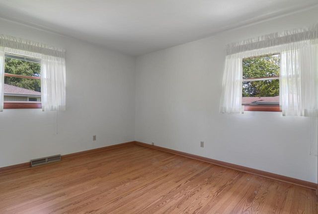605 E Laverne DRIVE, Oak Creek, WI 53154