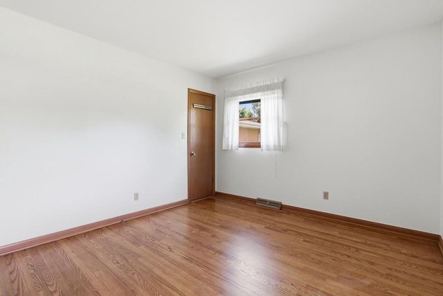 605 E Laverne DRIVE, Oak Creek, WI 53154