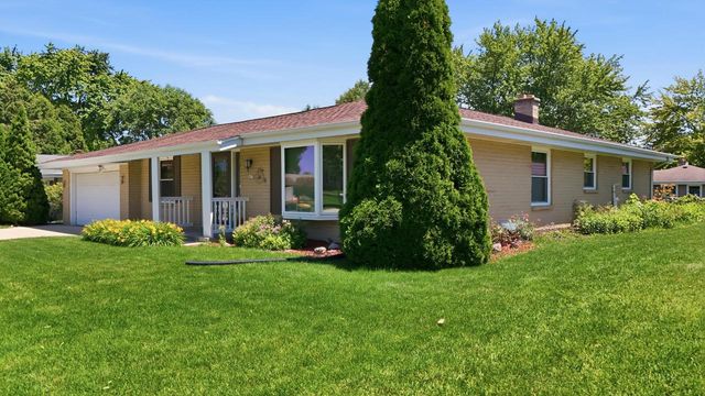 605 E Laverne DRIVE, Oak Creek, WI 53154