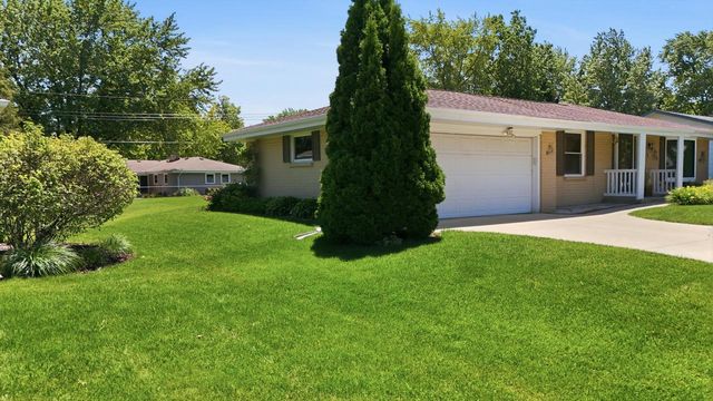 605 E Laverne DRIVE, Oak Creek, WI 53154
