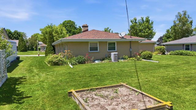 605 E Laverne DRIVE, Oak Creek, WI 53154