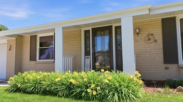 605 E Laverne DRIVE, Oak Creek, WI 53154