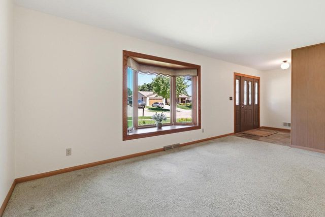 605 E Laverne DRIVE, Oak Creek, WI 53154
