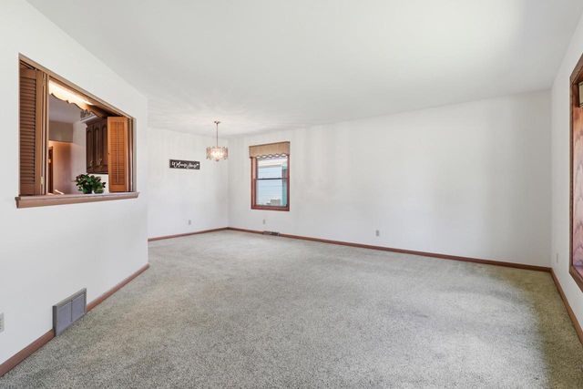 605 E Laverne DRIVE, Oak Creek, WI 53154