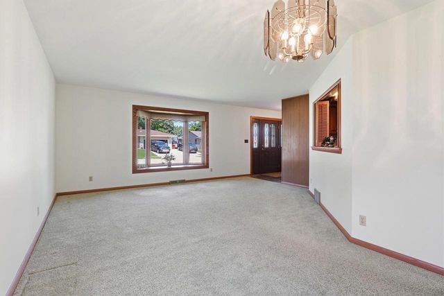 605 E Laverne DRIVE, Oak Creek, WI 53154