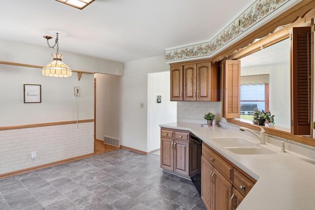 605 E Laverne DRIVE, Oak Creek, WI 53154
