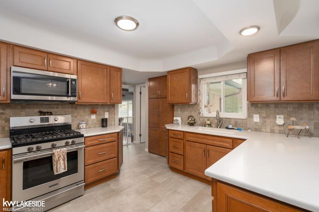 2932 Silverstone Lane, Waterford Twp, MI 48329