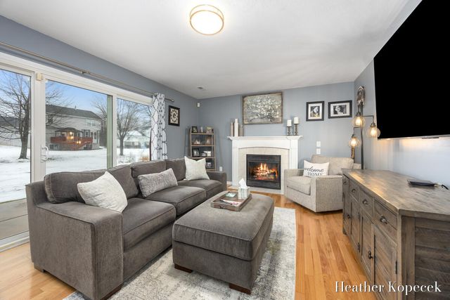 3695 S Falling Leaf Drive SE, Grand Rapids, MI 49512