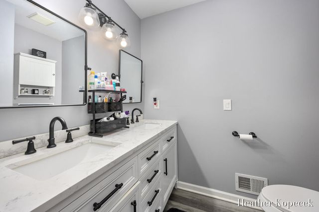 3695 S Falling Leaf Drive SE, Grand Rapids, MI 49512